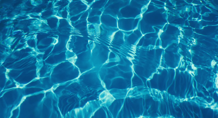 Foto de decoración del agua de una piscina.